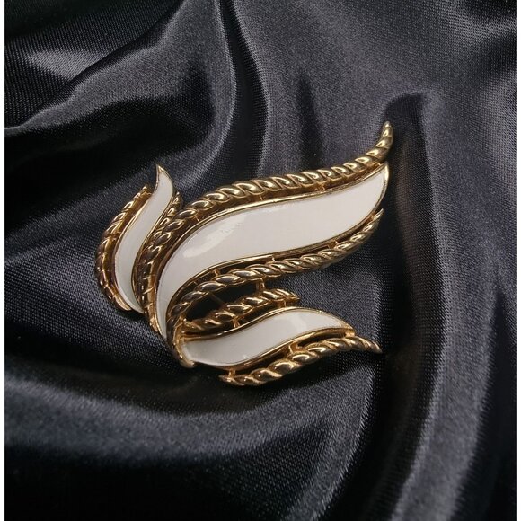 Vintage Trifari 1960s Gold-Tone & White Enamel Flame Brooch - Picture 3 of 6